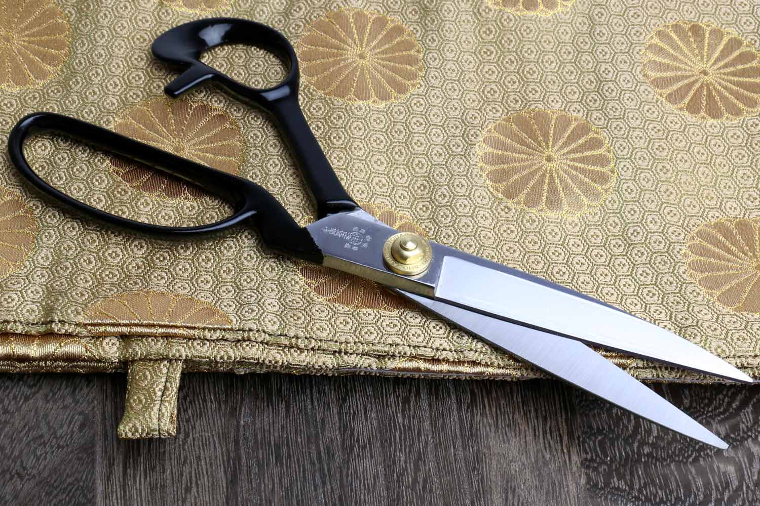 Yoshihiro Premium Carbon Steel Right-Handed Tachibasami Fabric